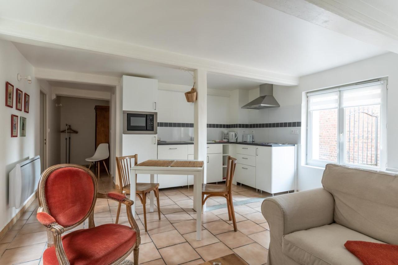 Les Gites De Claire Honfleur Exteriör bild